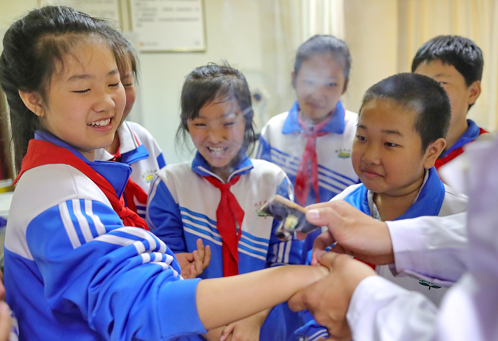 2023年10月19日，学生在中国北方河北省秦皇岛市一家当地医院学习艾灸。/CFP